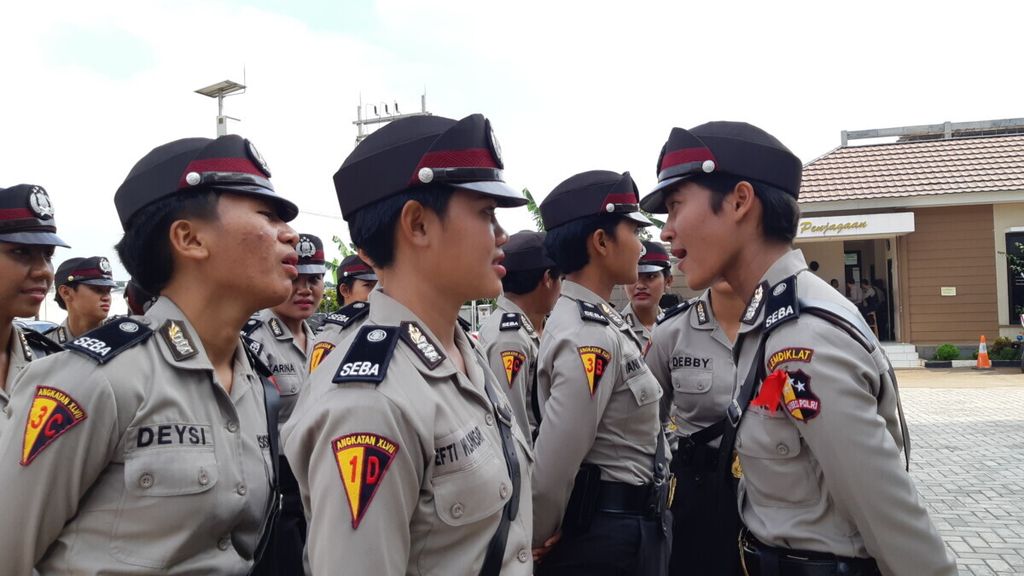 Sebanyak 30 siswa Sekolah Bintara (Seba) Sekolah Polisi Wanita melakukan latihan kerja di Polres Tangerang Selatan, Kamis (14/2/2019). 