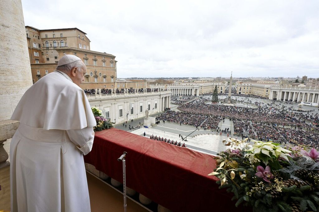 Paus Fransiskus berada balkon Basilika Santo Petrus saat pemberian berkat Natal, Urbi et Orbi, di Vatikan, Senin (25/12/2023).