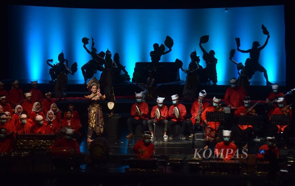 Sosok Dewi Gayatri dalam Pentas The Laras Of Gamelan Merah Putih pimpinan produksi Heri Lentho tampil di Gedung Cak Durasim, Kota Surabaya, Rabu (9/3/2022) malam. Selain untuk menyambut Hari Musik Nasional, pentas dilakukan untuk mensyukuri penetapan gamelan menjadi warisan budaya tak benda dunia oleh UNESCO pada 15 Desember 2021. Pentas seni tersebut memosisikan gamelan sebagai penyuara kebersamaan dalam menjaga keharmonisan kehidupan sosial di tengah masyarakat. 