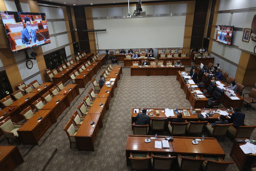 Suasana uji kelayakan dan kepatutan calon hakim agung saat menyeleksi Aviantara di Komisi III DPR di Gedung DPR, Senayan, Jakarta, Senin (20/9/2021). 