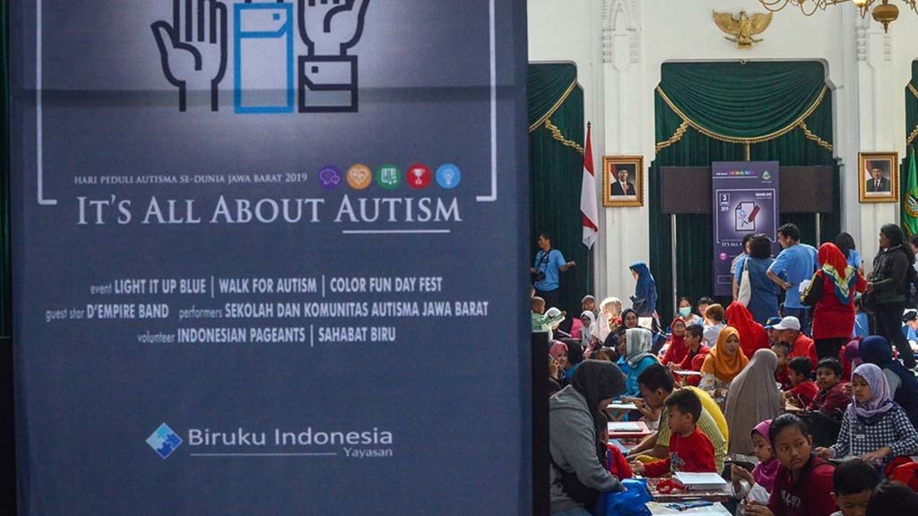 Peserta mengikuti lomba menggambar di Aula Timur Gedung Sate, Bandung, Jawa Barat, Rabu (3/4/2019). Lomba menggambar yang diikuti 82 anak difabel, serta 86 kategori umum tersebut dilaksanakan dalam rangka memperingati hari autis sedunia. 