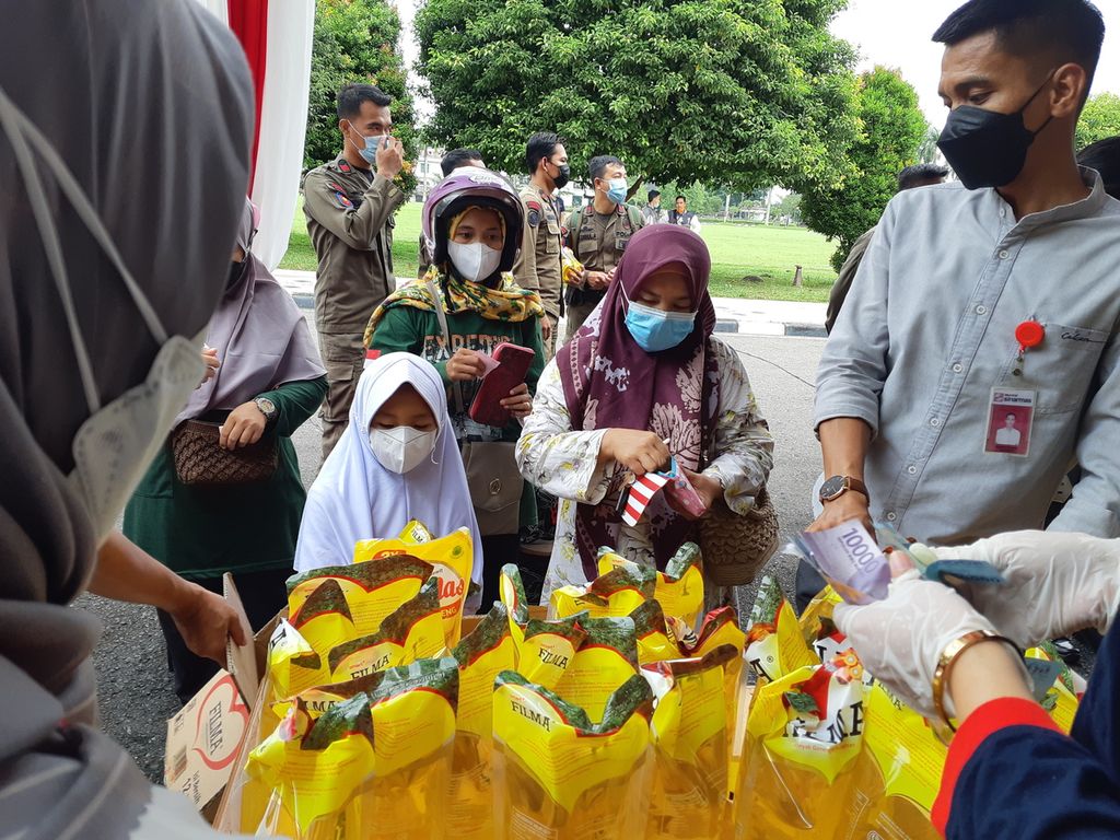 Dozens of residents buy packaged cooking oil at a cheap market in the yard of the Jambi Governor's Office in the Telanaipura area. Cooking oil is sold at Rp. 15,000 per liter, April 2022..