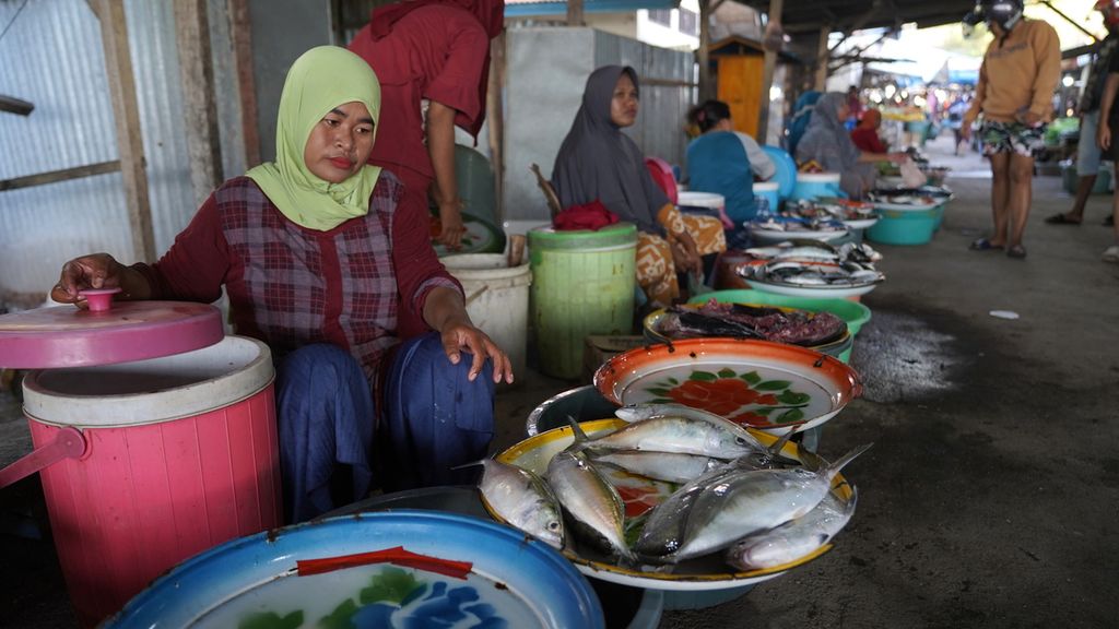 Pedagang ikan menunggu pembeli di Pasar Senja TPI Lewoleba, Pulau Lembata, Nusa Tenggara Timur, Kamis (10/8/2023). Pasar yang berada di pinggir pantai tersebut hanya buka mulai sore hari. Bermacam sayuran dan hasil laut melimpah dengan harga terjangkau tersedia di pasar tersebut. 