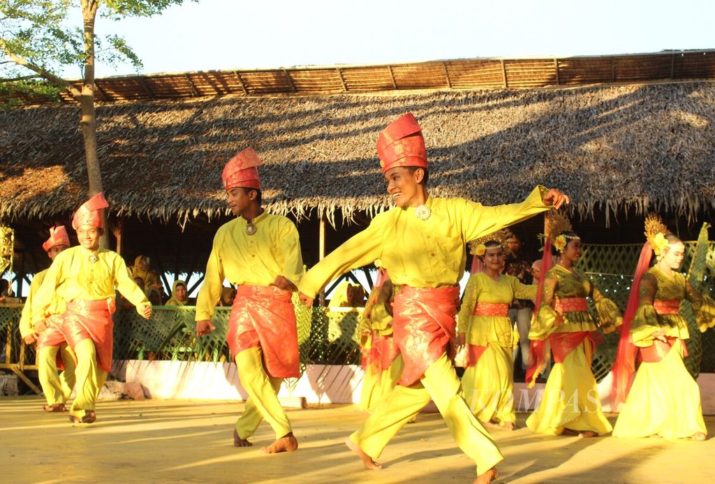 Tari Persembahan khas Melayu ditampilkan dalam pembukaan Festival Selayar Denai 2023 di Desa Denai Lama, Kecamatan Pantai Labu, Kabupaten Deli Serdang, Sumatera Utara, Rabu (15/11/2023). 