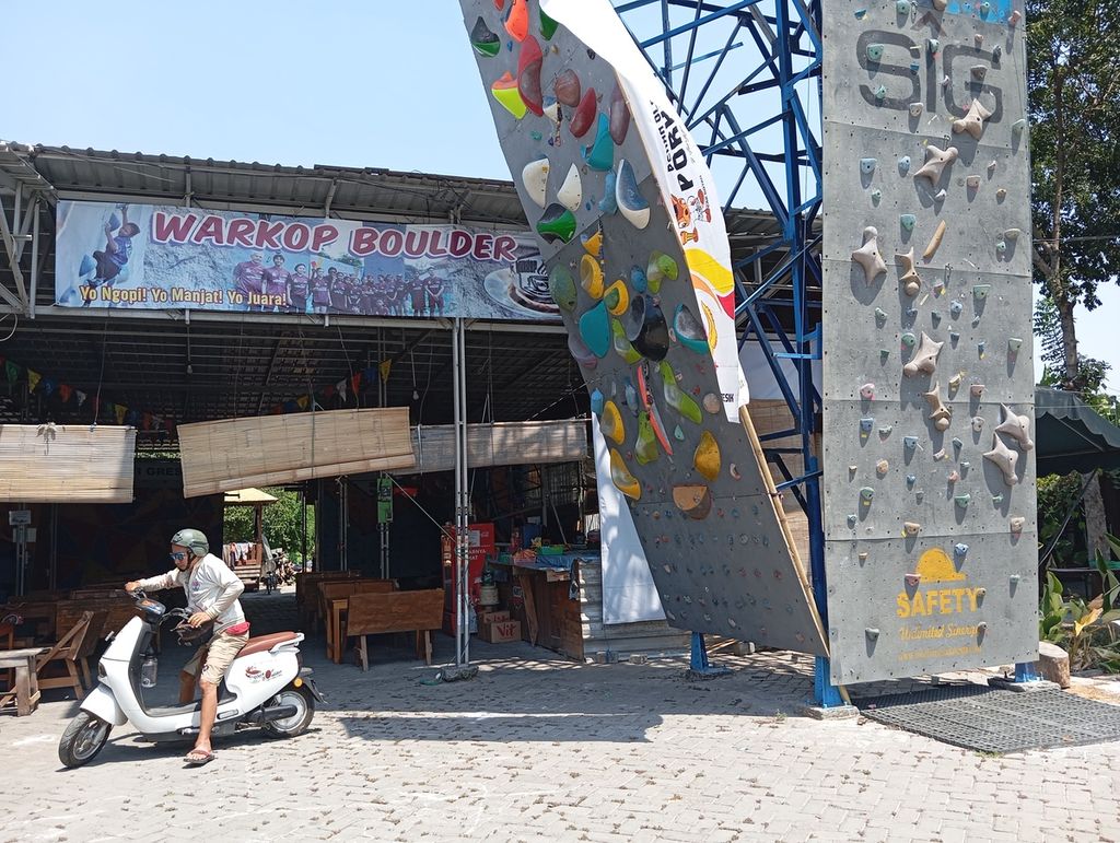 Warkop Boulder di Jalan Panggang, Gresik, Jawa Timur, Jumat (16/8/2024). Warkop Boulder menjadi pusat latihan dan pembinaan panjat tebing kelompok usia di Gresik. Olahraga panjat tebing akan kian digemari seiring keberhasilan Veddriq Leonardo, atlet Indonesia, meraih emas di Olimpiade Paris 2024. Gresik merupakan kekuatan utama panjat tebing Jawa Timur, provinsi yang bersama DI Yogyakarta dan Jawa Barat merupakan pionir pengembangan cabang olahraga ini.