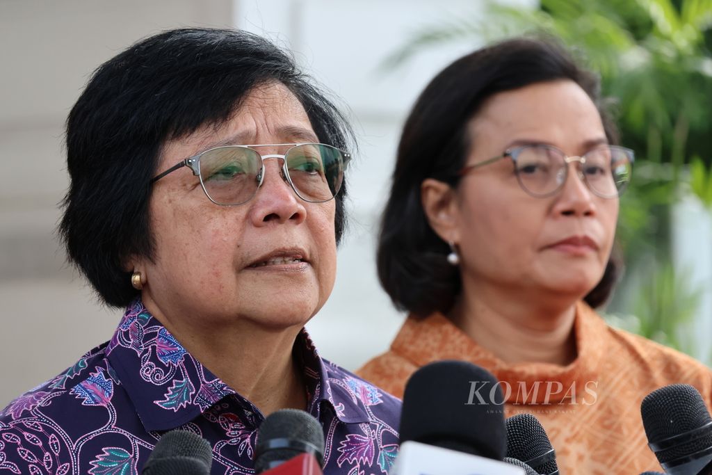 Menteri Lingkungan Hidup dan Kehutanan Siti Nurbaya Bakar (kiri) dan Menteri Keuangan Sri Mulyani Indrawati memberikan keterangan kepada wartawan di Kompleks Istana Kepresidenan, Jakarta, Minggu (2/6/2024). 