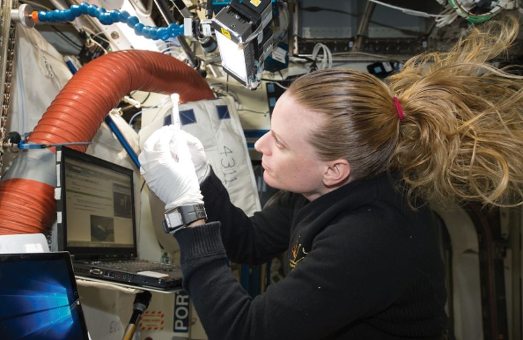 Antariksawan Amerika Serikat, Kate Rubins, tengah menyiapkan pengoperasian alat Biomolecule Sequencer untuk mengetahui asam deoksiribonukleat (DNA) mikroba yang ada di Stasiun Ruang Angkasa Internasional (ISS). Riset ini membantu menjaga kesehatan antariksawan dan membantu mendeteksi mikroba dari bagian lain tata surya. 