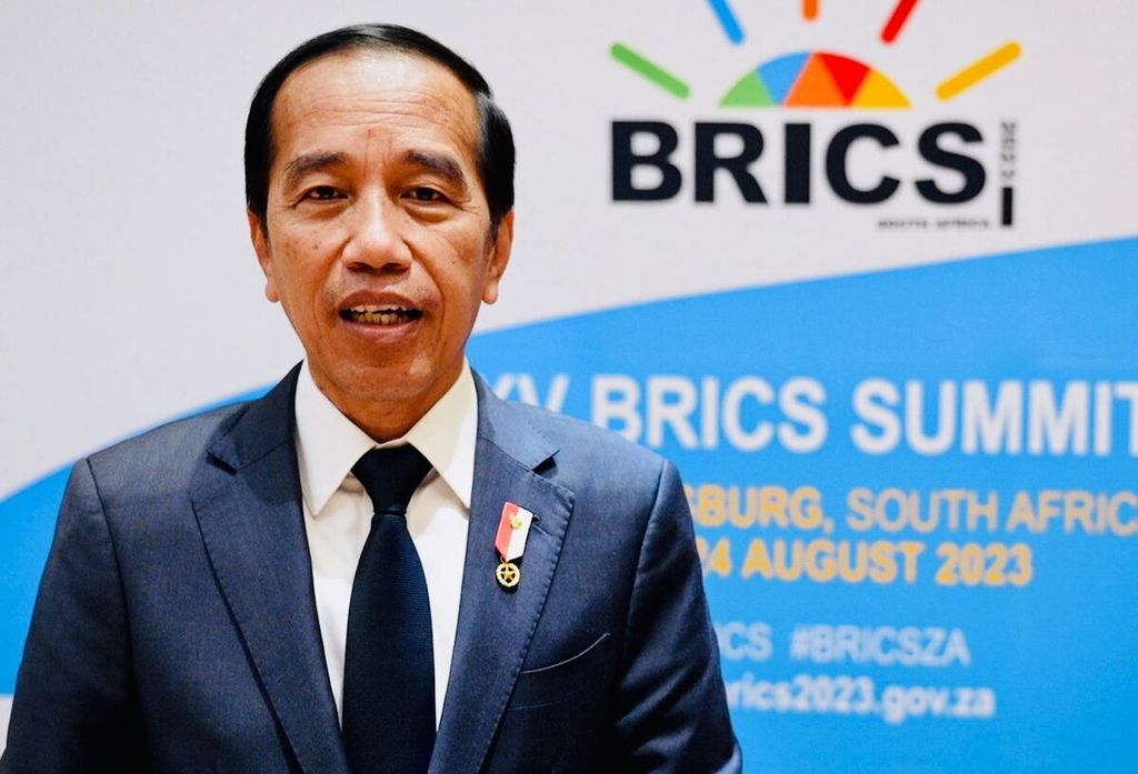 Presiden Joko Widodo menyampaikan Indonesia masih mengkaji rencana untuk bergabung dalam BRICS. Hal ini disampaikan dalam keterangannya seusai menghadiri Konferensi Tingkat Tinggi (KTT) BRICS ke-15 yang digelar di Sandton Convention Center, Johannesburg, Republik Afrika Selatan, Kamis (24/8/2023).
