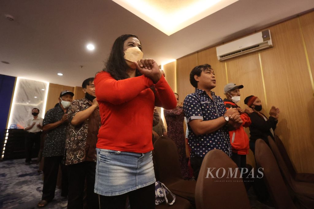 Sejumlah transpuan Nasrani mengikuti ibadat kebaktian Persekutuan Doa Jalan Terang Kasih Tuhan di sebuah hotel di Yogyakarta, Jumat (22/7/2022).
