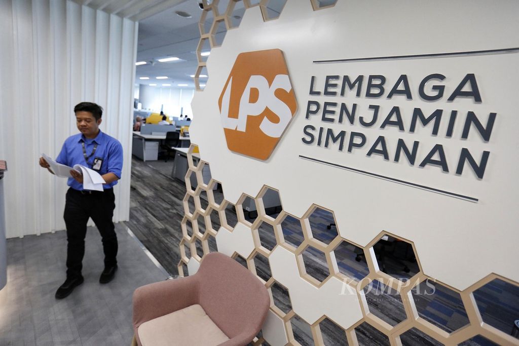 Aktivitas di ruang kerja Lembaga Penjamin Simpanan (LPS) di Jakarta, Rabu (5/7/2023). Hingga 31 Mei 2023, jumlah total rekening di bank umum yang dijamin LPS sebanyak 516,2 juta rekening atau 99,94 persen dari total rekening dalam sistem keuangan Tanah Air. 