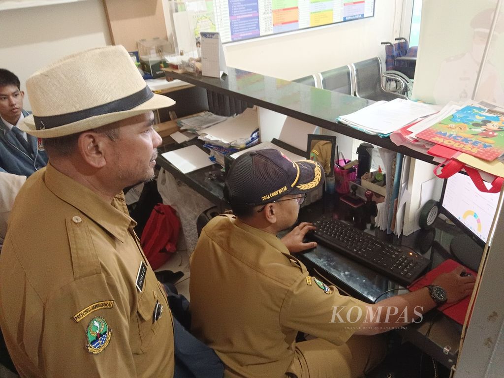 Tampak Kepala Desa Cibiru Wetan Hadian Supriatna mengawasi implementasi layanan Simpel Desa untuk membuat surat-surat penting yang dibutuhkan masyarakat pada 5 Agustus 2024. Cibiru Wetan merupakan salah satu desa digital di Kabupaten Bandung, Jawa Barat.