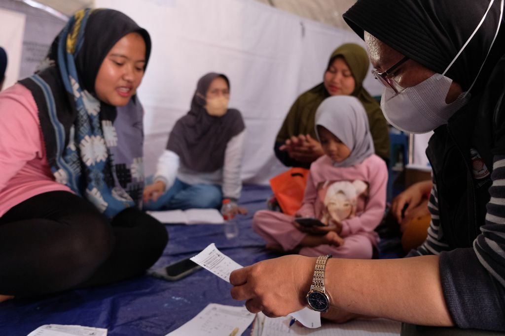 Sejumlah ibu hamil mengikuti pemeriksaan kandungan di Tenda Layanan Kesehatan Reproduksi, Kampung Cariu, Desa Mangunkerta, Kecamatan Cugenang, Kabupaten Cianjur, Jawa Barat, Selasa (29/11/2022). Tenda layanan kesehatan tersebut didirikan untuk melayani pemeriksaan kehamilan, persalinan, keluarga berencana, kesehatan anak, kesehatan reproduksi, dan pencegahan serta penanganan kekerasan.