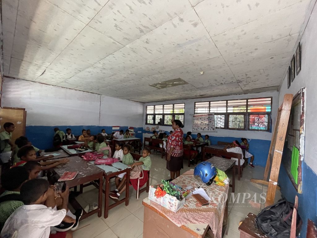 Aktivitas belajar di SDN Inpres Siboi-boi, Kampung Hobong, Distrik Sentani, Kabupaten Jayapura, Papua, Kamis (25/1/2024).