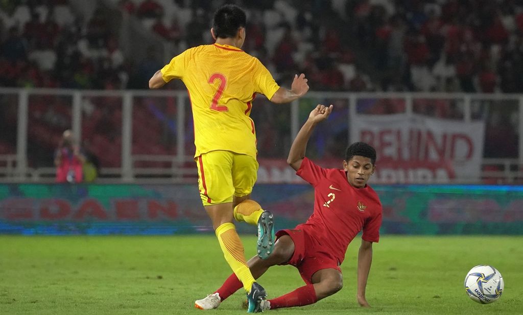 Bek timnas U-16 Indonesia, Alfin Farhan Lestaluhu (kanan), berebut bola dengan bek timnas U-16 China, Li Suda, dalam kualifikasi Piala Asia 2020 di Stadion Utama Gelora Bung Karno, Jakarta, Minggu (22/9/2019). Indonesia lolos melaju ke putaran final Piala Asia 2020 meski bermain imbang melawan timnas U-16 China dengan skor 0-0. 
