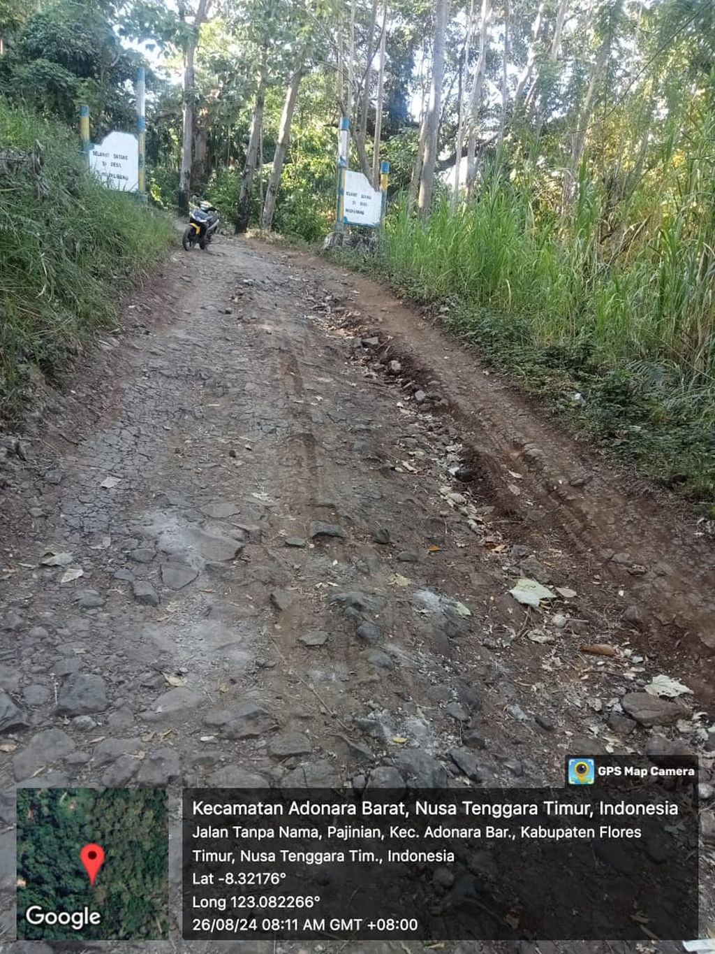 Kondisi jalan di Desa Woloklibang, Kabupaten Flores Timur, Nusa Tenggara Timur, Senin (26/8/2024). 