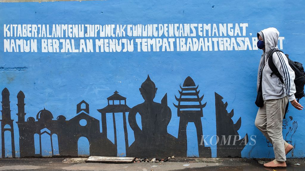 Mural bertema toleransi beragama tergambar di dinding sebuah rumah di kawasan Cipedak, Jakarta, Minggu (6/2/2022). Mural menjadi salah satu media bagi masyarakat untuk menyerukan toleransi dalam kehidupan beragama. 