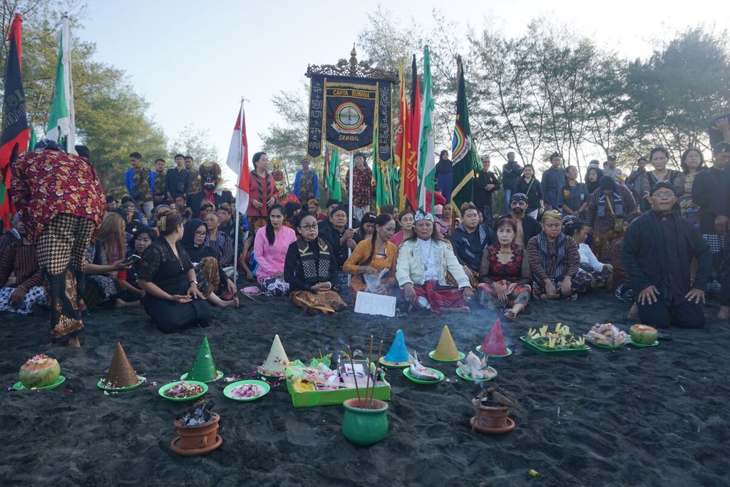 Para Putra Wayah Cahya Buwana menggelar sedekah bumi di Pantai Srandil, Cilacap, Jawa Tengah, Jumat (21/7/2023). Sedekah bumi digelar dalam rangkaian Perayaan Tahun Baru 1 Sura 1957 Saka Jawa.