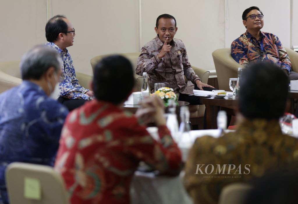 Minister of Investment/Head of the Investment Coordinating Board Bahlil Lahadalia (center), Editor-in-Chief of Kompas Daily Sutta Dharmasaputra (left) and Kompas Research and Development Researcher Ignatius Kristanto (right) while speaking in the Afternoon Tea discussion #10 Kompas Collaboration Forum (KCF) with the theme "The Impact of War Russia-Ukraine on Investment in Indonesia" which was held at the Kompas Gramedia Building, Jakarta, Friday (15/7/2022). The event was attended by a number of CEOs from various companies that are members of KCF.