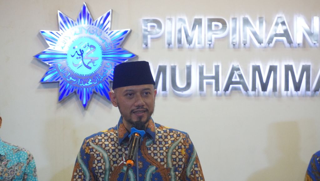 Ketua umum Partai Demokrat Agus Harimurti Yudhoyono menyampaikan isi pertemuan dengan Ketua Umum PP Muhammadiyah Haedar Nashir, di Kantor PP Muhammadiyah, Yogyakarta, Sabtu (3/4/2021). Pertemuan kedua belah pihak membahas soal kebangsaan.