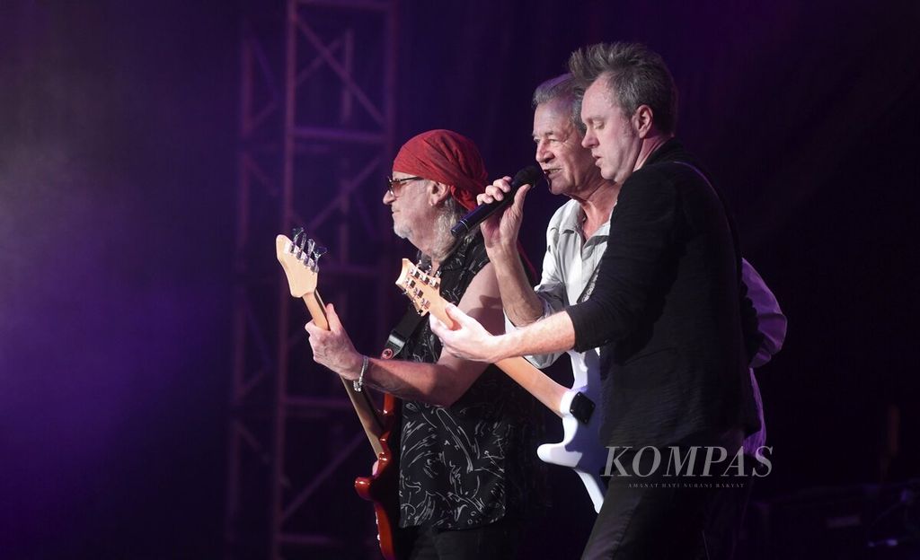 Vokalis Deep Purple, Ian Gillan (tengah), bersama pemain bas Roger Glover (kiri) dan gitaris Simon McBride, dalam konser rangkaian tur dunia Deep Purple di Edutorium UMS, Surakarta, Jawa Tengah, Jumat (10/3/2023) malam. 