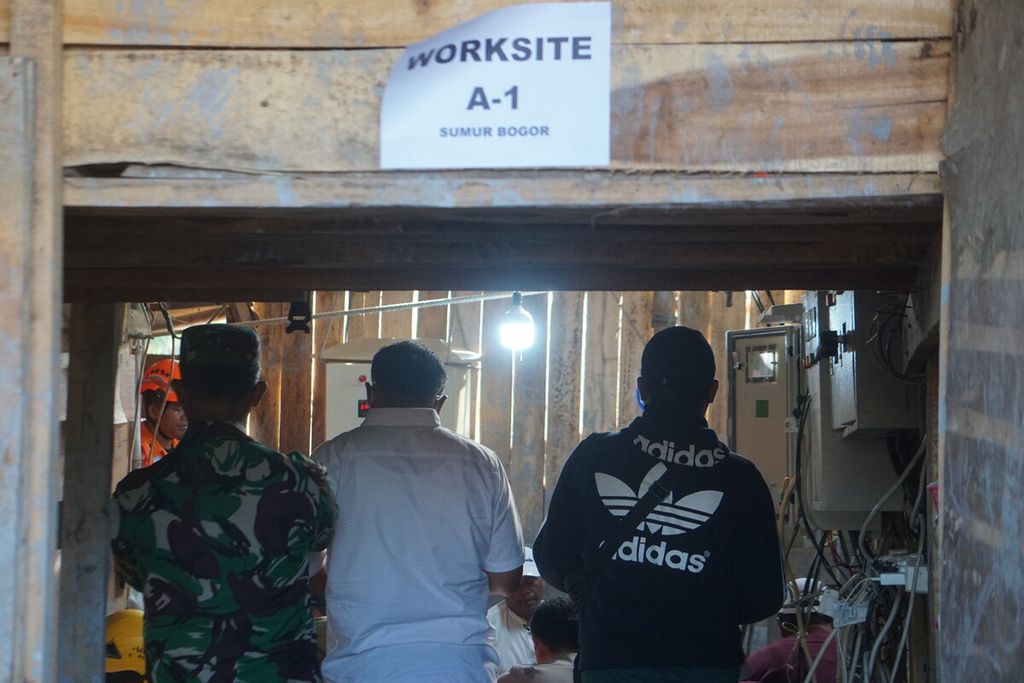 Keluarga dari delapan petambang yang terjebak di sumur emas ilegal melakukan doa bersama di lokasi tempat para petambang terjebak di Desa Pancurendang, Ajibarang, Banyumas, Jawa Tengah, Minggu (30/7/2023).