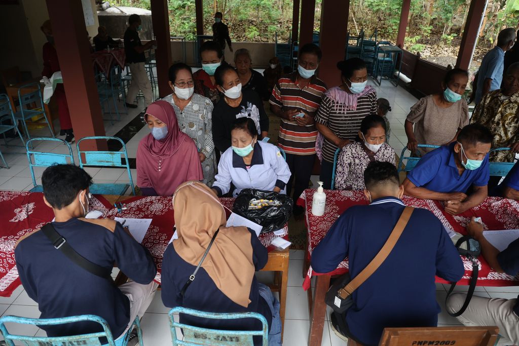 Warga datang ke balai dusun untuk diambil sampel darahnya di Dusun Jati, Candirejo, Semanu, Gunungkidul, DI Yogyakarta, Jumat (7/7/2023). 
