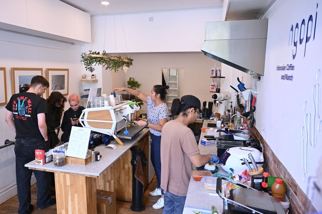 Suasana di kedai kopi, Ngopi UK, London, Inggris, Senin (9/10/2023). Kedai kopi ini menawarkan menu yang Indonesia banget karena menghadirkan beragam jenis jajanan pasar dan minuman kekinian.