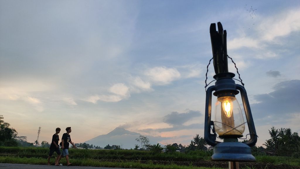 Gunung Merapi difoto dari warung Bale Merapi pada 2022.