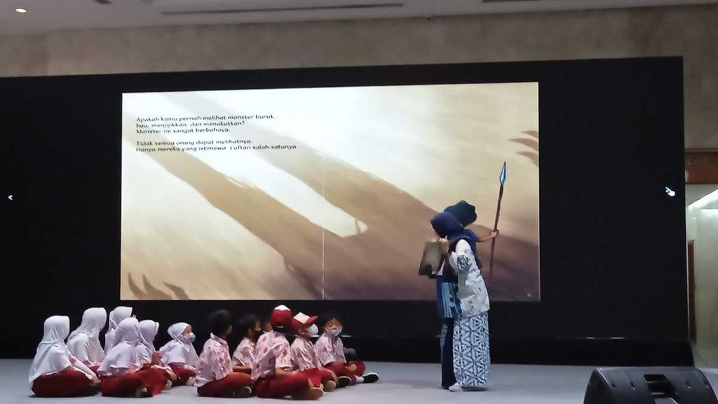 Para siswa-siswi dari SDN Palmerah 03 Pagi  mendengarkan cerita dari pencerita (storyteller) dalam acara peluncuran serial buku “Becoming a Changemaker” pada Indonesia International Book Fair di Jakarta Convention Center, Minggu (13/11/2022).