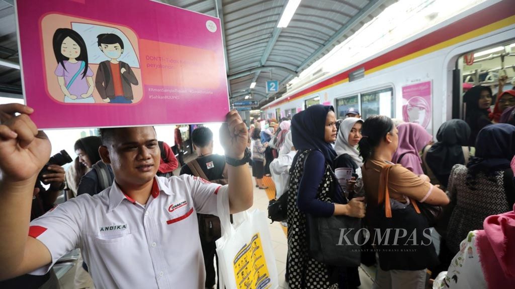 PT Kereta Commuter Indonesia (KCI) menggelar kampanye pencegahan pelecehan seksual yang kerap terjadi di kereta <i>commuter line</i>. Kampanye sebagai bentuk memperingati Hari Perempuan Internasional yang jatuh pada 8 Maret ini diselenggarakan di Stasiun Sudirman, Jakarta Pusat, Selasa (12/3/2019). Kampanye yang menggandeng Komnas Perempuan dan komunitas perempuan ini diharapkan mampu meningkatkan kesadaran para pengguna KRL untuk peduli dengan pelecehan seksual yang kerap terjadi.