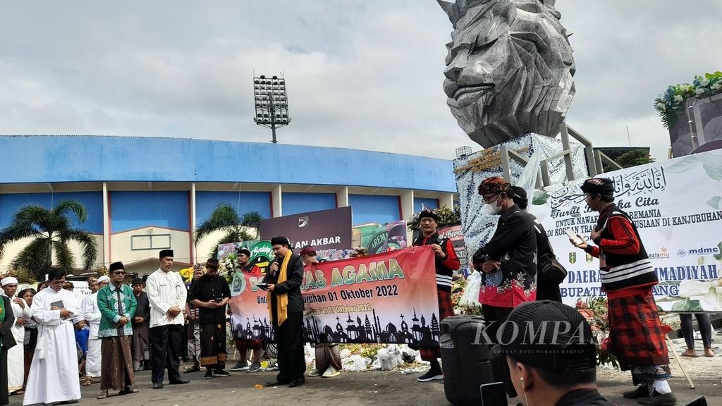 Doa lintas agama dalam rangka tujuh hari peristiwa Tragedi Kanjuruhan dilakukan Jumat (7/10/2022) sore, di depan patung singa di halaman stadion.