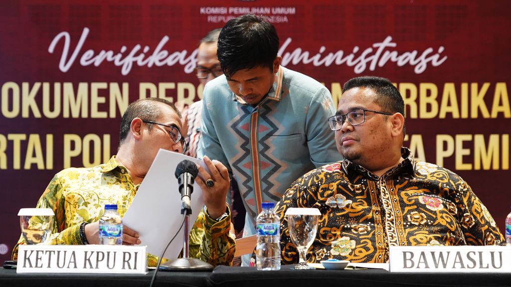 Ketua KPU Hasyim Asyari, anggota KPU Idham Holik, dan Ketua Bawaslu Rahmat Bagja (dari kiri ke kanan) hadir dalam Pengumuman Rekapitulasi Hasil Verifikasi Administrasi Calon Partai Politik Peserta Pemilu 2024 di Hotel Borobudur, Jakarta, Jumat (14/10/2022). 