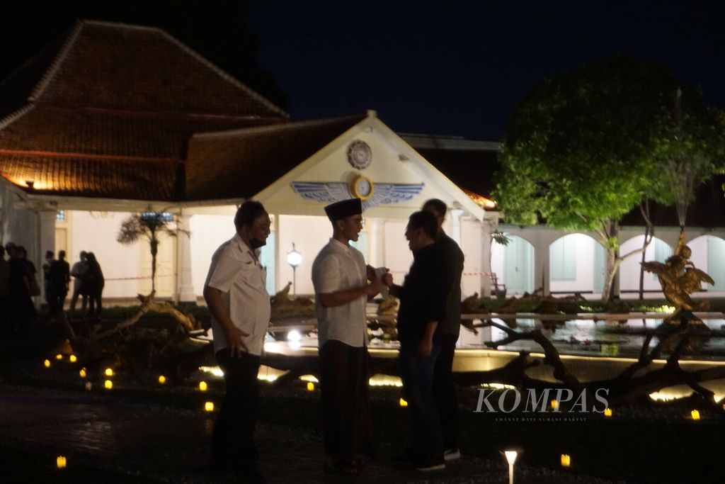 Kaesang Pangarep (berpeci) mengujungi Pura Mangkunegaran di Surakarta, Jawa Tengah, pada Kamis (8/12/2022) malam.