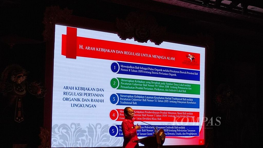 Gubernur Bali Wayan Koster memberikan pemaparan dalam acara pengarahan Gubernur Bali kepada kalangan pelaku usaha pariwisata di Bali di Gedung Ksirarnawa, Kota Denpasar, Selasa (31/5/2022).