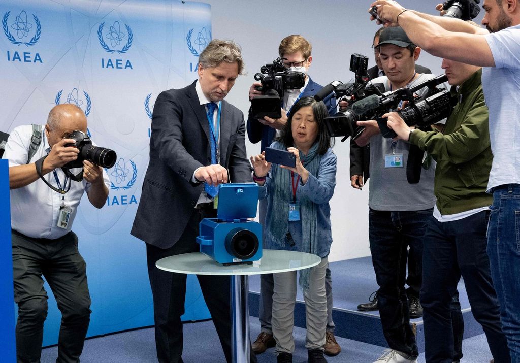 Fotografer dan juru kamera televisi melihat peragaan kamera pengawas yang digunakan di Iran saat konferensi pers oleh Direktur Badan Energi Atom Internasional (IAEA) Rafael Grossi tentang situasi terbaru di Iran, 9 Juni 2022, di Vienna, Austria. 