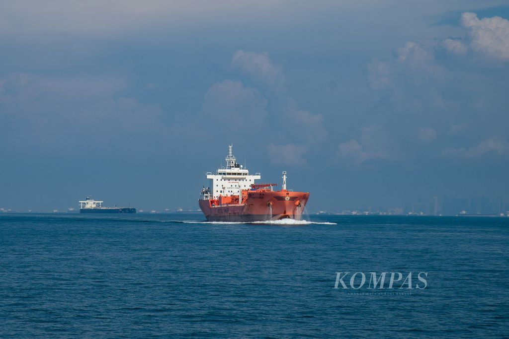 Suasana lalu lintas kapal niaga di Selat Singapura, Senin (26/4/2021).