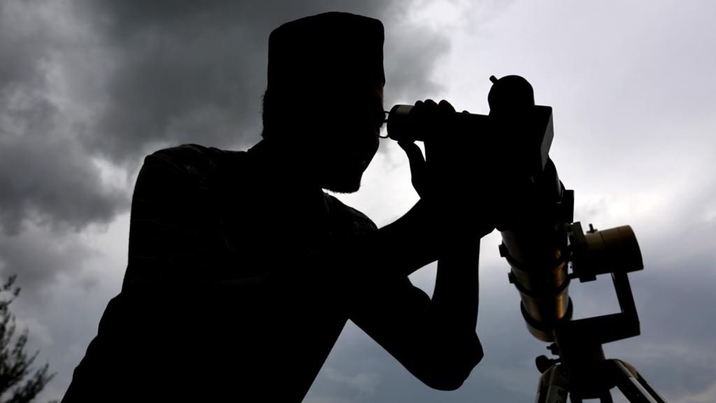 Petugas observatorium Tgk Chiek Kuta Karang Kementerian Agama Aceh memantau posisi hilal di Lhoknga, Aceh Besar, Aceh, Senin (3/6/2019). 