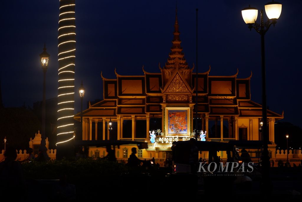 Istana Kerajaan Kamboja terlihat pada Rabu (3/5/2023) petang. Istana ini dulunya merupakan tempat tinggal Raja Norodom dan kini dibuka kepada wisatawan. Lokasinya sangat strategis di jantung kota Phnom Penh. Istana ini berhadapan dengan Sungai Mekong.