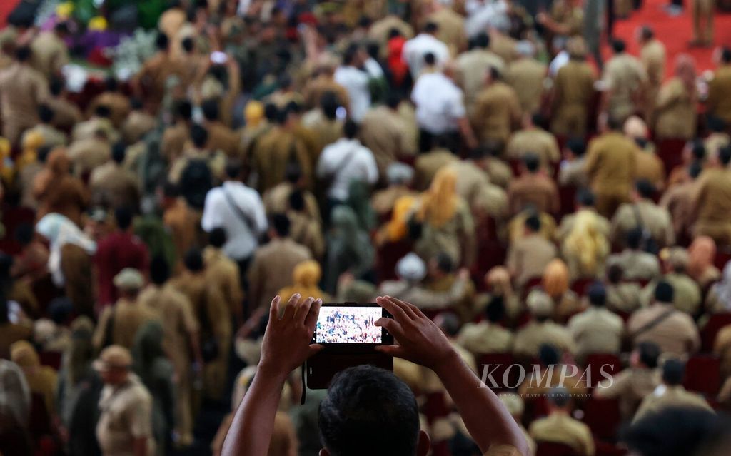 Salah satu peserta mengabadikan acara Sarasehan Kepala Desa Se-Jawa Tengah di GOR Jati Diri, Kota Semarang, Jawa Tengah, Senin (5/6/2023).  