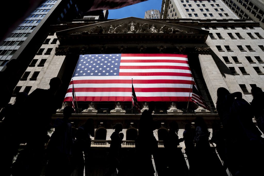 Orang-orang berjalan di depan New York Stock Exchange di New York, Amerika Serikat, 29 Juni 2022. Menjelang keputusan The Federal Reserve menaikkan suku bunga acuan pada Rabu (14/12/2022), terdapat sedikit perubahan di pasar yang menahan perdagangan.