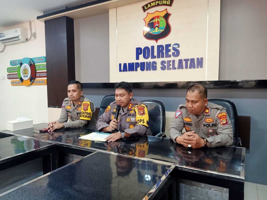 Kepala Polres Lampung Selatan Ajun Komisaris Besar Polisi Yusriandi Yusrin (tengah) saat memberikan keterangan kepada media, Selasa (27/2/2024).