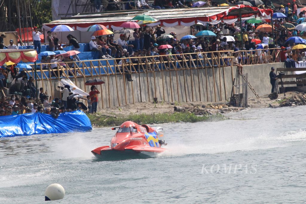 Penonton menyaksikan sesi latihan 1 (free practice 1) Kopiko F1 Power Boat Lake Toba di Balige, Kabupaten Toba, Sumatera Utara, Sabtu (25/2/2023). Pengunjung dari berbagai daerah menikmati perhelatan balap perahu motor paling bergengsi di dunia itu.