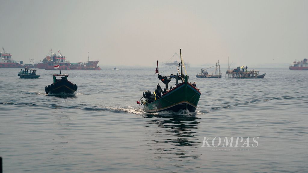 Aktivitas nelayan pesisir Cilincing, Jakarta Utara, Rabu (16/3/2022). Kementerian Kelautan dan Perikanan (KKP) menyatakan kebijakan penangkapan ikan terukur berbasis kuota akan memprioritaskan nelayan kecil. Kuota dialokasikan untuk nelayan kecil terlebih dulu, lalu sisanya untuk badan usaha dan koperasi. 