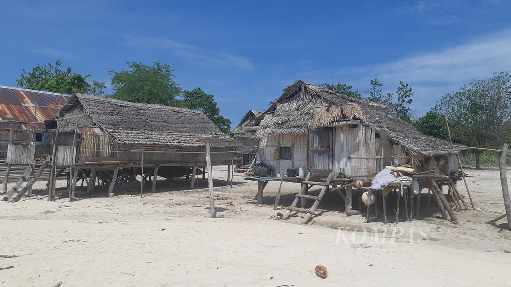 Residents' settlement on Babi Island in Sikka Regency, East Nusa Tenggara, on Saturday (12/18/2021). The island, which is in the middle of the Flores Sea, was once ravaged by the earthquake and tsunami on December 12, 1992. Now, residents are back inhabiting the island.