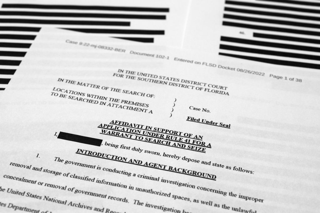 Foto sebagian halaman dokumen Affidavit yang disetujui untuk dirilis oleh Pengadilan Federal California Selatan, Jumat (26/8/2022), tentang penggeledahan rumah peristirahatan mantan Presiden AS Donald Trump di Mar-a-Lago, Palm Beach, California, AS. 