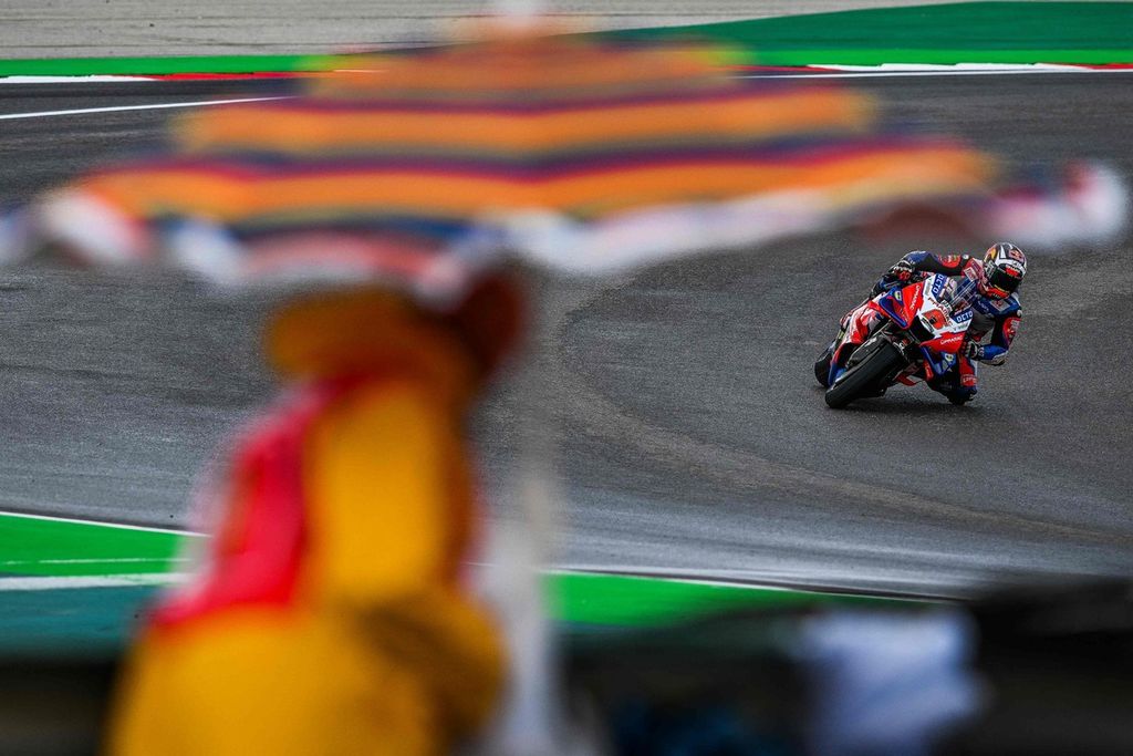 Pebalap Ducati Pramac, Johann Zarco, memacu motornya pada saat sesi kualifikasi balapan MotoGP seri Portugal di Sirkuit Portimao, Algarve, Sabtu (23/4/2022).
