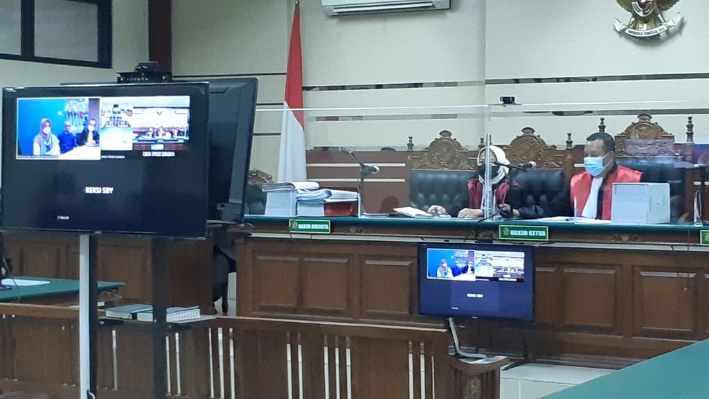 Sidang dakwaan Bupati Probolinggo Puput Tantriana Sari dan suaminya, Hasan Aminuddin, di Pengadilan Tipikor Surabaya, Selasa (25/1/2022).