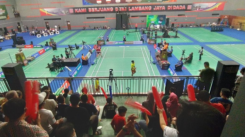 Para penonton memberikan dukungan kepada perwakilan Indonesia yang bertanding pada babak final Yonex Sunrise Pembangunan Jaya Raya Junior International Challenge 2022 di Gedung Olahraga PB Jaya Raya, Kota Tangerang Selatan, Banten, Sabtu (6/11/2022).