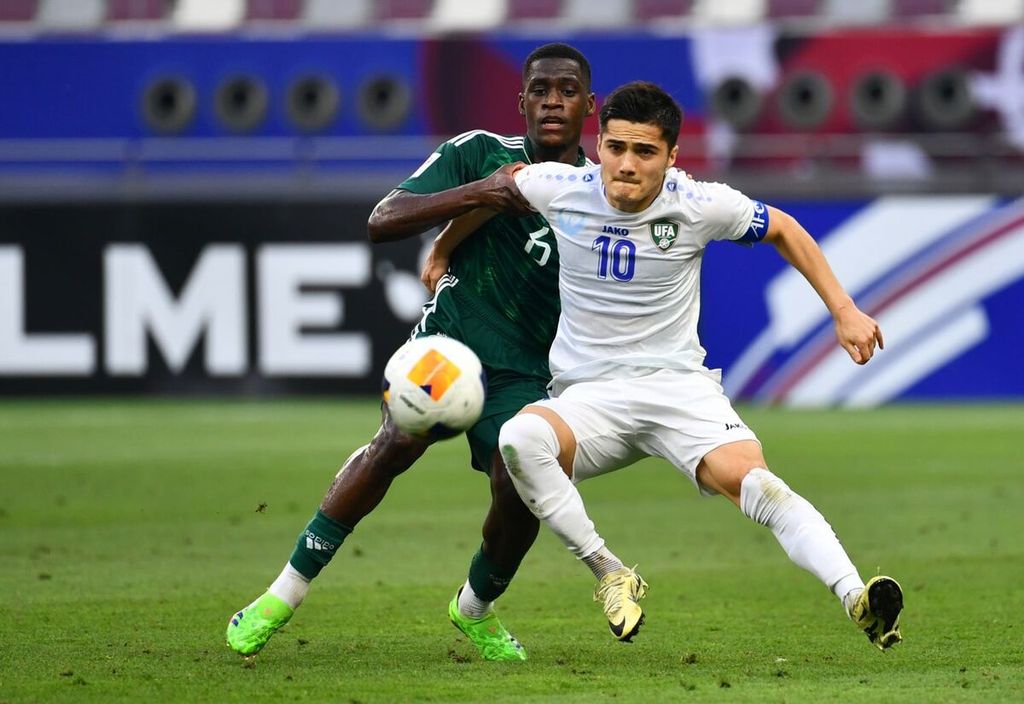 Midfielder-forward from Uzbekistan, Jasurbek Jaloliddinov (right), duels with midfielder from Saudi Arabia, Eid Al-Muwallad, in the quarterfinal match of the 2024 U-23 Asian Cup, on Friday (26/4/2024), at the Khalifa International Stadium, Qatar. Jaloliddinov is one of the players that Indonesia needs to be wary of.
