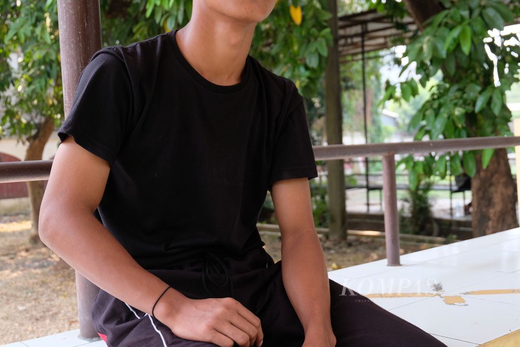AFY (17), seorang anak yang berkonflik dengan hukum (ABH), menceritakan tentang dirinya pada Jumat (25/8/2023) di Sentra Handayani, Jakarta Timur. AFY mesti menjalani rehabilitasi sosial di sentra ini selama 1 tahun 10 bulan setelah terlibat penganiayaan. 
